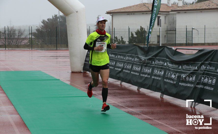 GALERÍA: Mounir Elouardi y Nazha Machrouh repiten reinado bajo el diluvio en la Media Maraton de Lucena