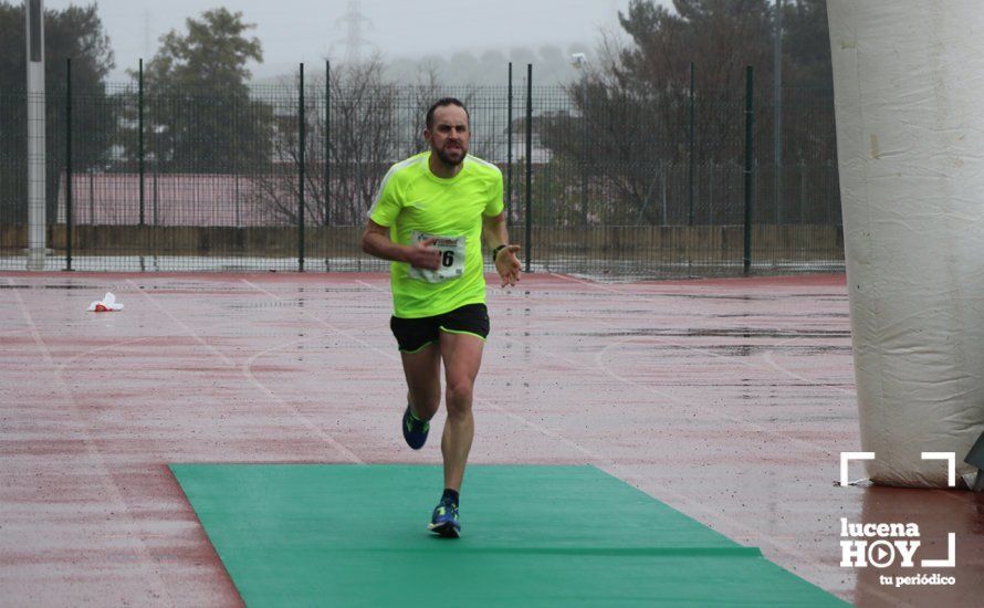 GALERÍA: Mounir Elouardi y Nazha Machrouh repiten reinado bajo el diluvio en la Media Maraton de Lucena