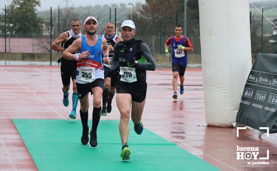 GALERÍA: Mounir Elouardi y Nazha Machrouh repiten reinado bajo el diluvio en la Media Maraton de Lucena