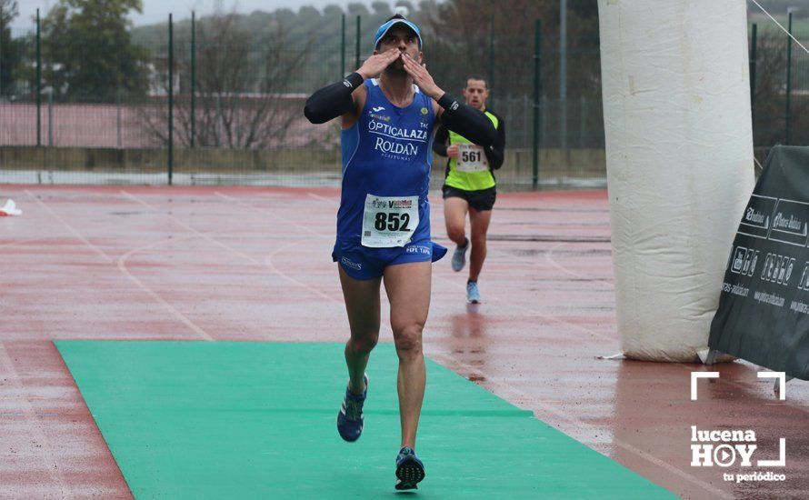 GALERÍA: Mounir Elouardi y Nazha Machrouh repiten reinado bajo el diluvio en la Media Maraton de Lucena