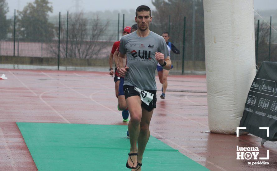 GALERÍA: Mounir Elouardi y Nazha Machrouh repiten reinado bajo el diluvio en la Media Maraton de Lucena