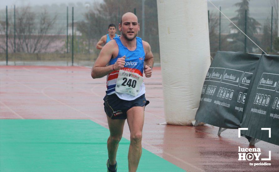 GALERÍA: Mounir Elouardi y Nazha Machrouh repiten reinado bajo el diluvio en la Media Maraton de Lucena