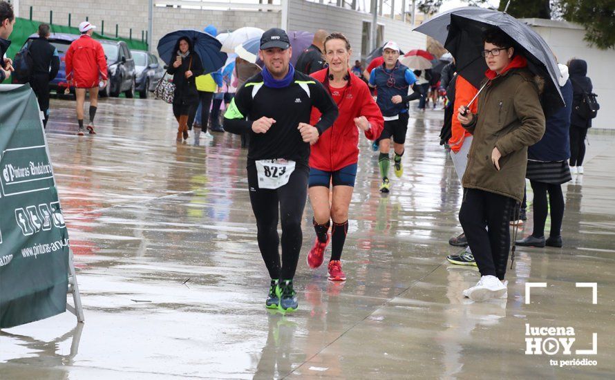 GALERÍA: Mounir Elouardi y Nazha Machrouh repiten reinado bajo el diluvio en la Media Maraton de Lucena