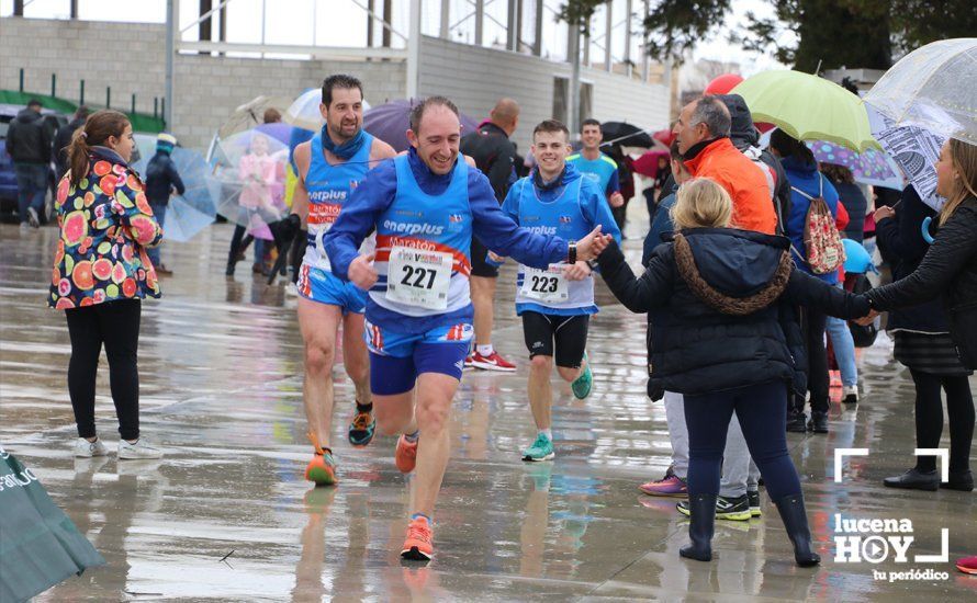 GALERÍA: Mounir Elouardi y Nazha Machrouh repiten reinado bajo el diluvio en la Media Maraton de Lucena