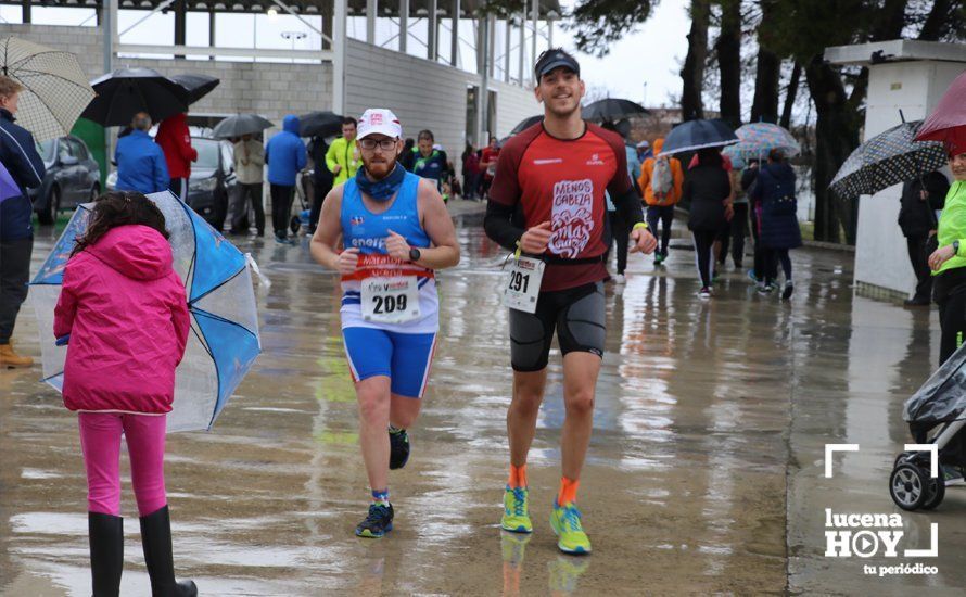 GALERÍA: Mounir Elouardi y Nazha Machrouh repiten reinado bajo el diluvio en la Media Maraton de Lucena