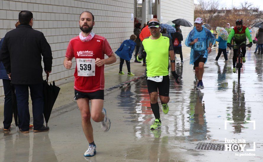 GALERÍA: Mounir Elouardi y Nazha Machrouh repiten reinado bajo el diluvio en la Media Maraton de Lucena