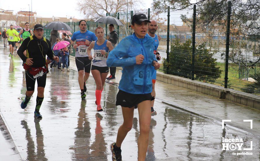 GALERÍA: Mounir Elouardi y Nazha Machrouh repiten reinado bajo el diluvio en la Media Maraton de Lucena