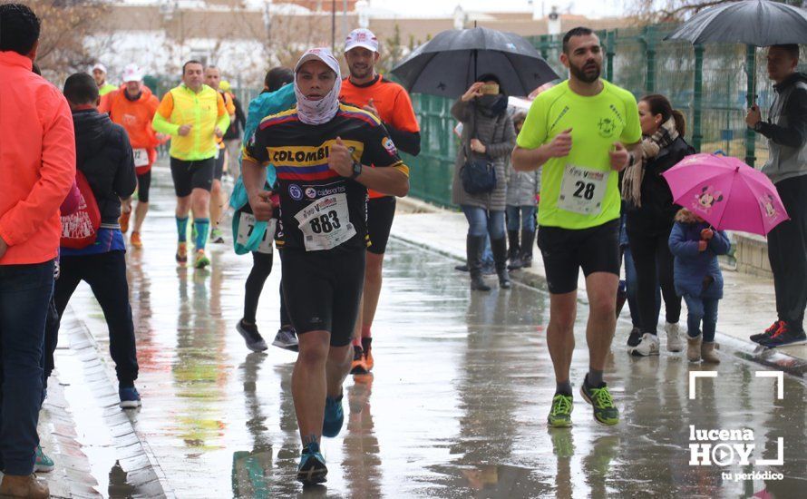 GALERÍA: Mounir Elouardi y Nazha Machrouh repiten reinado bajo el diluvio en la Media Maraton de Lucena