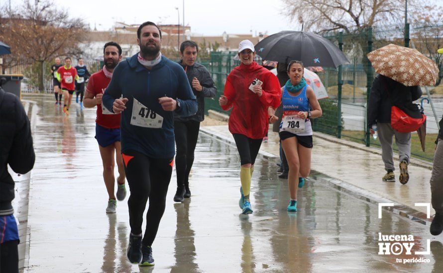 GALERÍA: Mounir Elouardi y Nazha Machrouh repiten reinado bajo el diluvio en la Media Maraton de Lucena