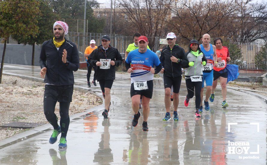 GALERÍA: Mounir Elouardi y Nazha Machrouh repiten reinado bajo el diluvio en la Media Maraton de Lucena