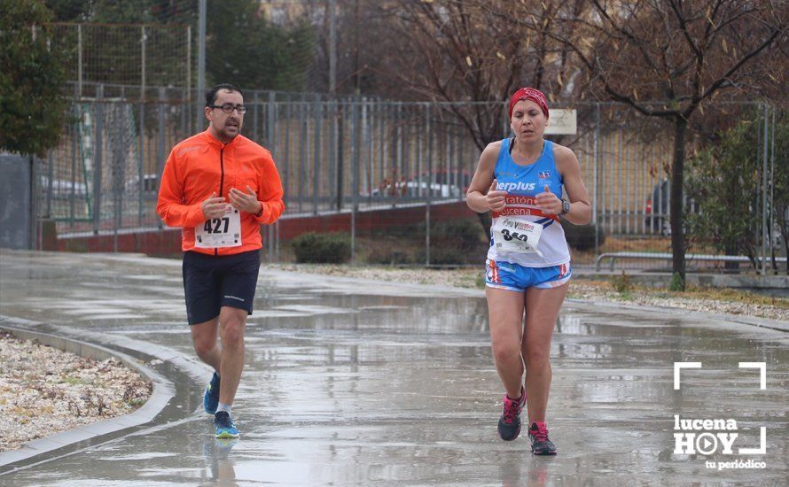 GALERÍA: Mounir Elouardi y Nazha Machrouh repiten reinado bajo el diluvio en la Media Maraton de Lucena