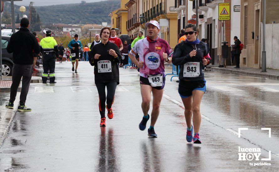 GALERÍA: Mounir Elouardi y Nazha Machrouh repiten reinado bajo el diluvio en la Media Maraton de Lucena