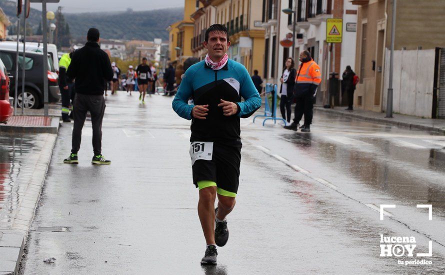 GALERÍA: Mounir Elouardi y Nazha Machrouh repiten reinado bajo el diluvio en la Media Maraton de Lucena