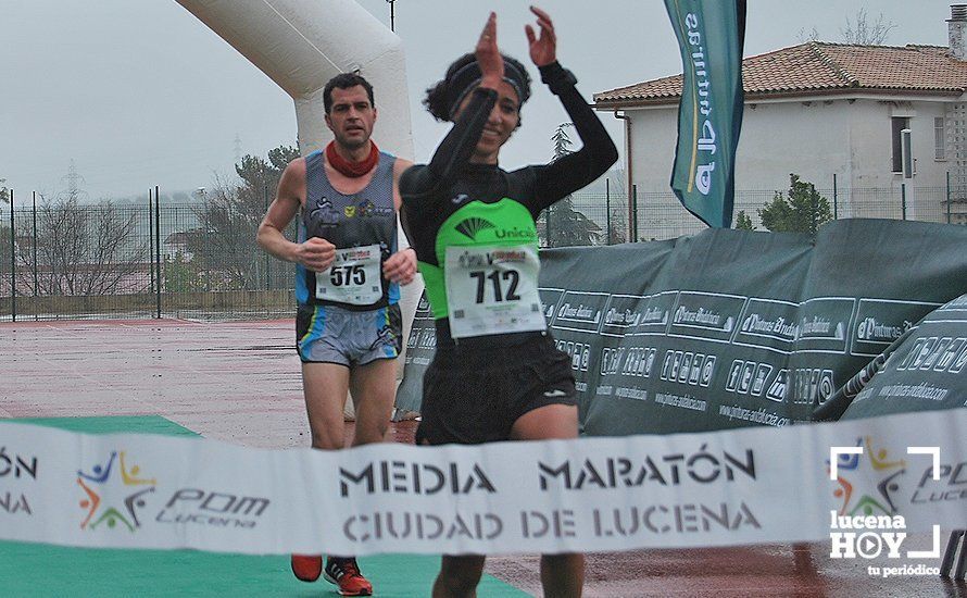 GALERÍA: Mounir Elouardi y Nazha Machrouh repiten reinado bajo el diluvio en la Media Maraton de Lucena