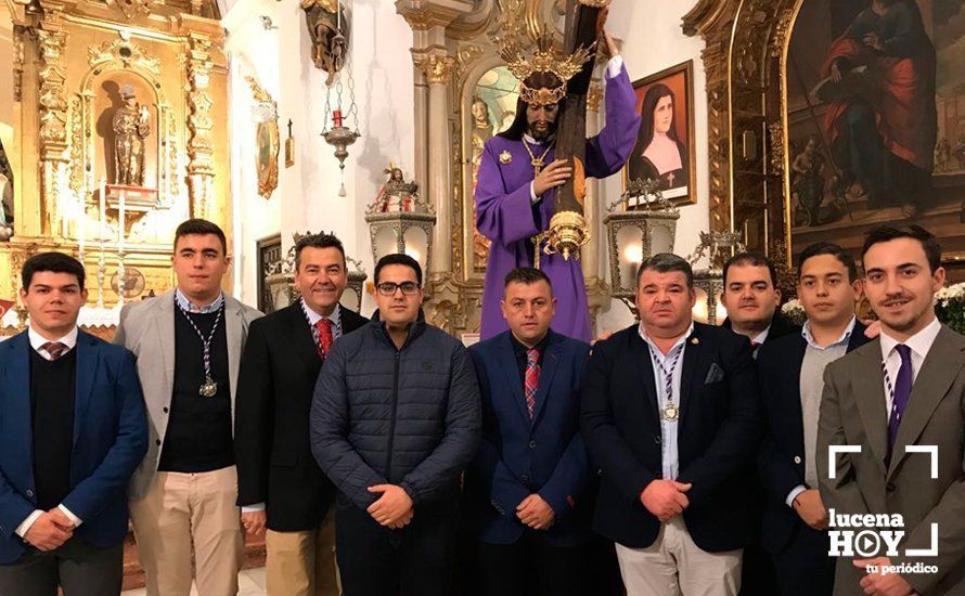  Miembros de la Junta de Gobierno de la cofradía junto a la imagen del Nazareno del Valle. 