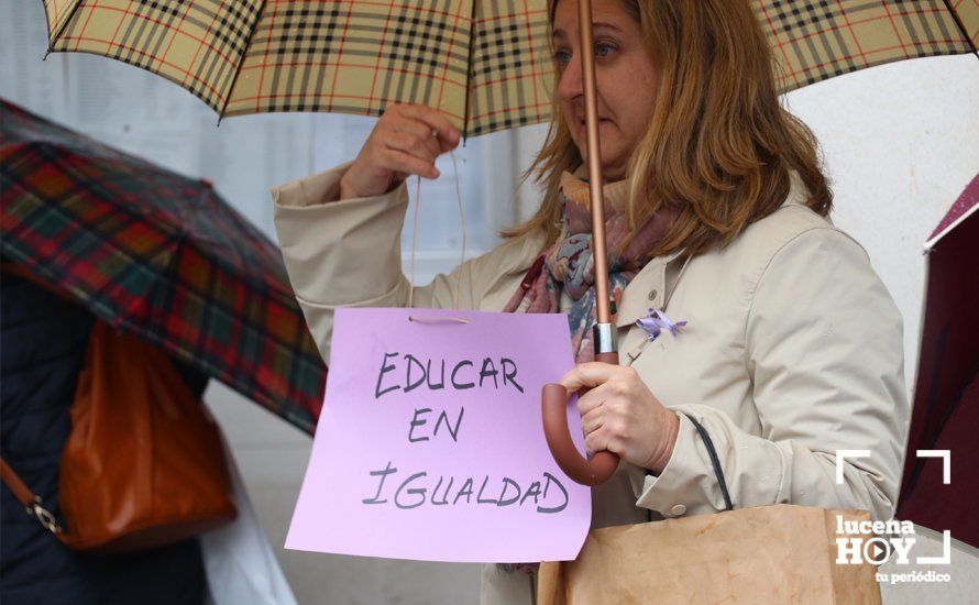 GALERÍA: En torno a 200 personas participan en la primera de las concentraciones convocadas en Lucena con motivo del 8M y la huelga feminista