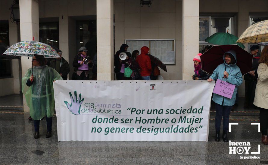 GALERÍA: En torno a 200 personas participan en la primera de las concentraciones convocadas en Lucena con motivo del 8M y la huelga feminista