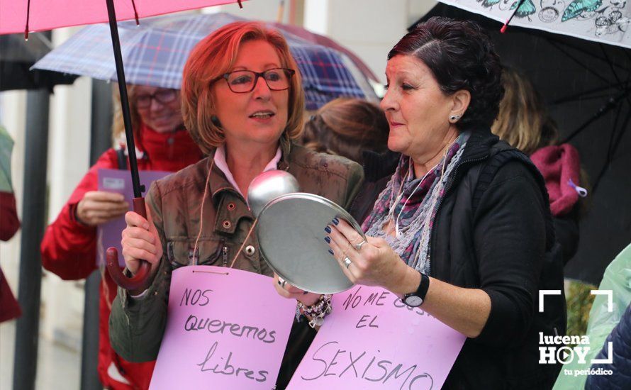 GALERÍA: En torno a 200 personas participan en la primera de las concentraciones convocadas en Lucena con motivo del 8M y la huelga feminista