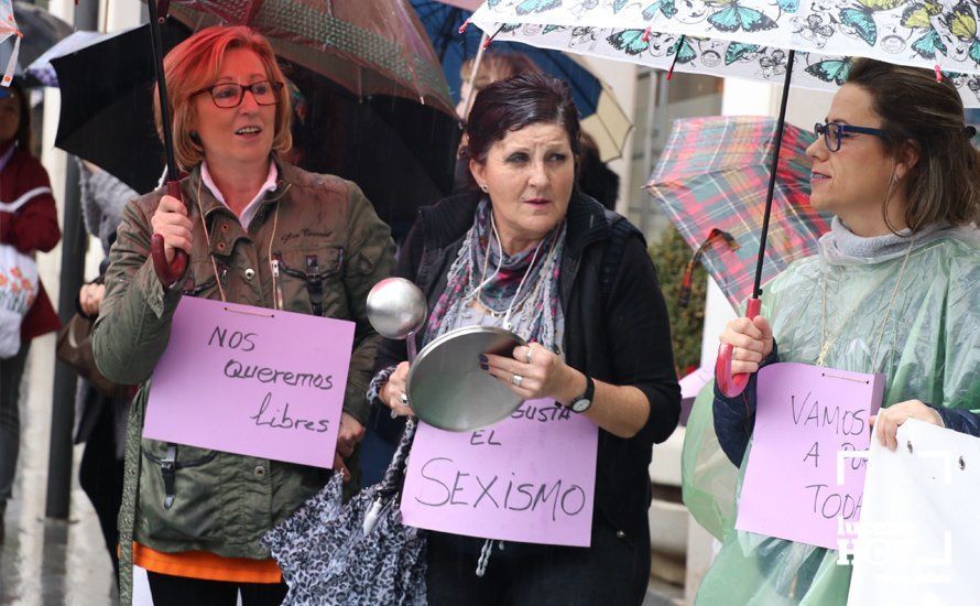 GALERÍA: En torno a 200 personas participan en la primera de las concentraciones convocadas en Lucena con motivo del 8M y la huelga feminista