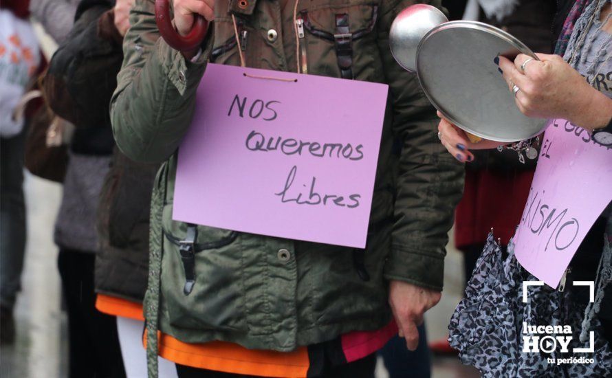 GALERÍA: En torno a 200 personas participan en la primera de las concentraciones convocadas en Lucena con motivo del 8M y la huelga feminista