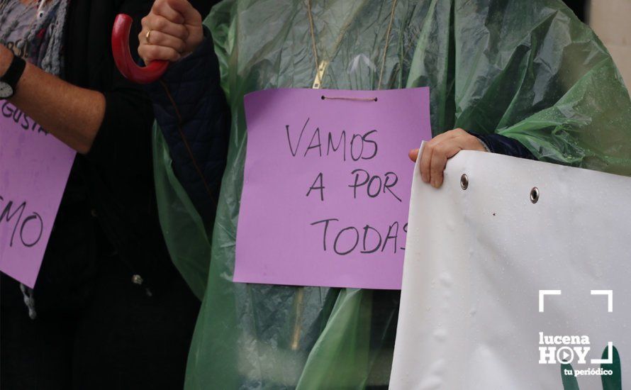 GALERÍA: En torno a 200 personas participan en la primera de las concentraciones convocadas en Lucena con motivo del 8M y la huelga feminista