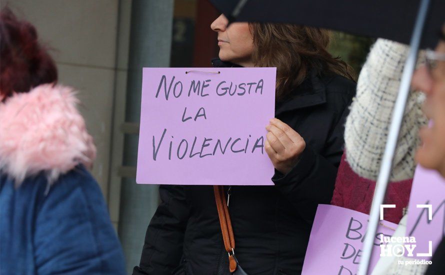 GALERÍA: En torno a 200 personas participan en la primera de las concentraciones convocadas en Lucena con motivo del 8M y la huelga feminista