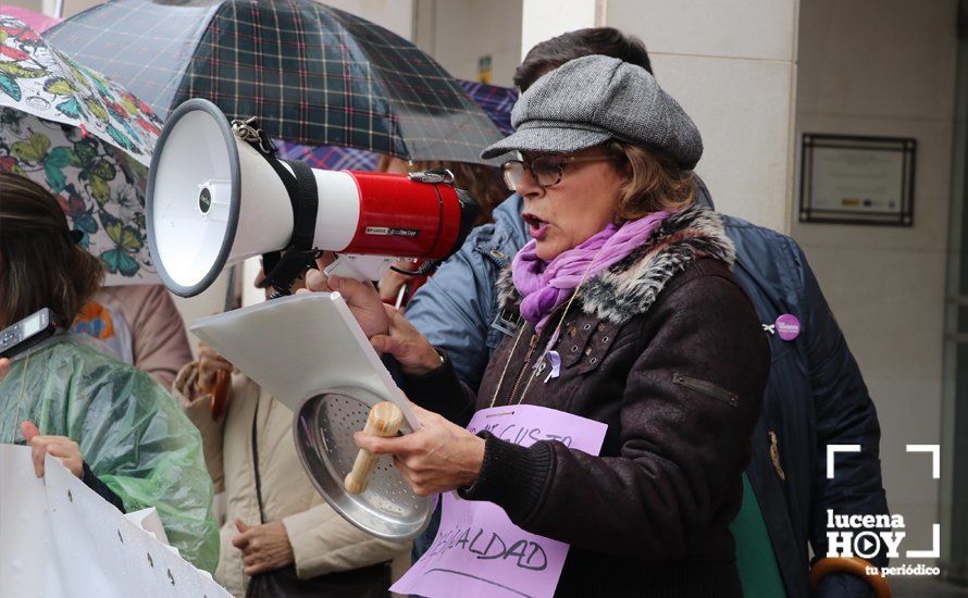 GALERÍA: En torno a 200 personas participan en la primera de las concentraciones convocadas en Lucena con motivo del 8M y la huelga feminista