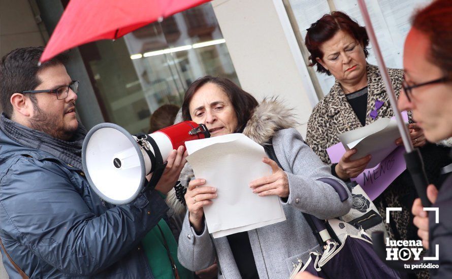 GALERÍA: En torno a 200 personas participan en la primera de las concentraciones convocadas en Lucena con motivo del 8M y la huelga feminista