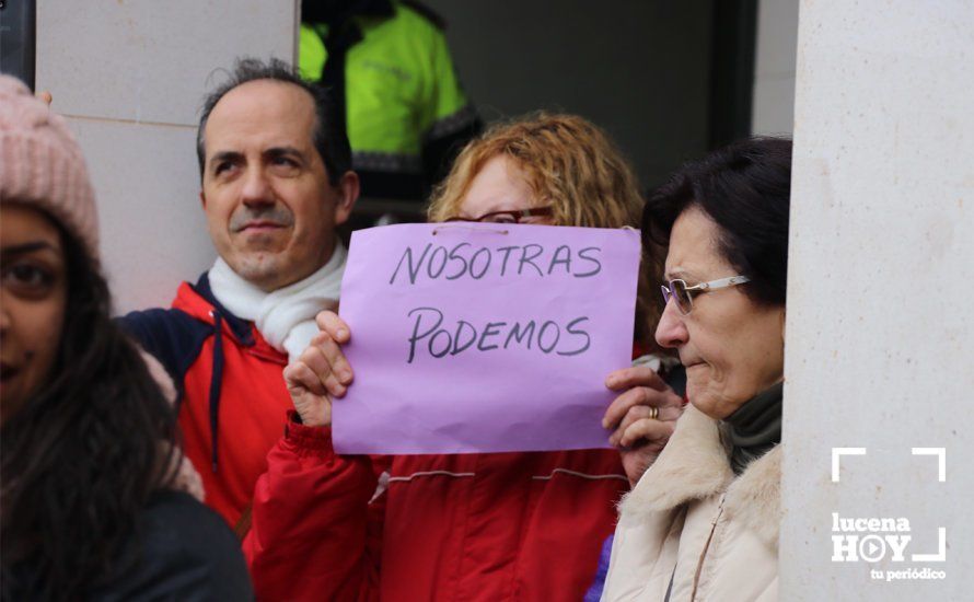 GALERÍA: En torno a 200 personas participan en la primera de las concentraciones convocadas en Lucena con motivo del 8M y la huelga feminista