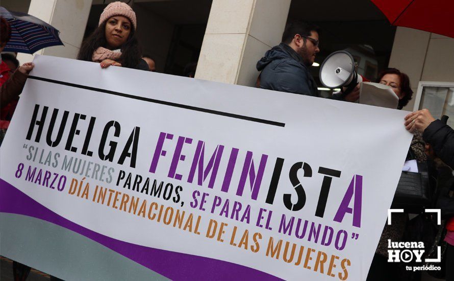 GALERÍA: En torno a 200 personas participan en la primera de las concentraciones convocadas en Lucena con motivo del 8M y la huelga feminista