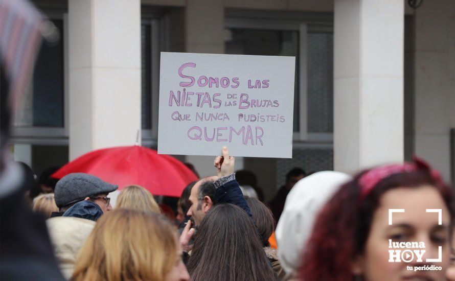 GALERÍA: En torno a 200 personas participan en la primera de las concentraciones convocadas en Lucena con motivo del 8M y la huelga feminista