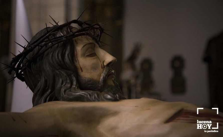 GALERÍA: El Vía Crucis del Silencio cierra el Viernes de Dolores y abre las puertas de la Semana Santa desde San Mateo