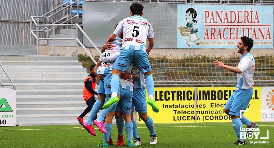  Los locales celebran el primer gol, obra de Henares 