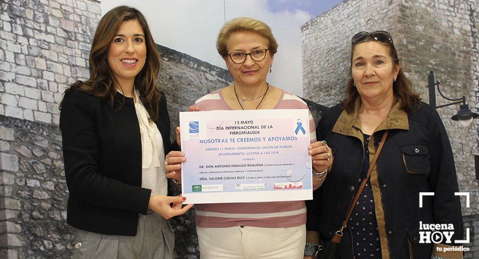  Teresa Alonso, edil de Servicios Sociales, junto a las representantes de ALUFI 