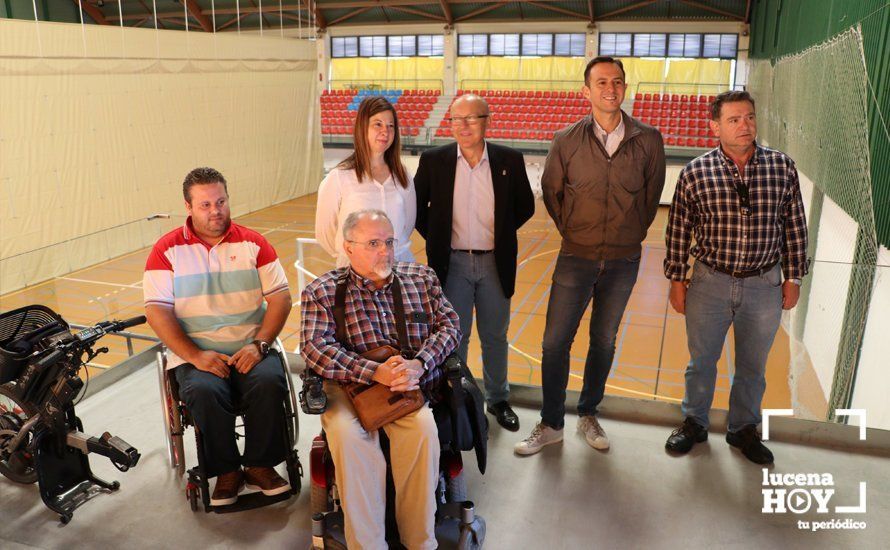  Representantes de AMFE y del Consejo Sectorial de Deportes en la plataforma reservada en la grada para personas con silla de ruedas 