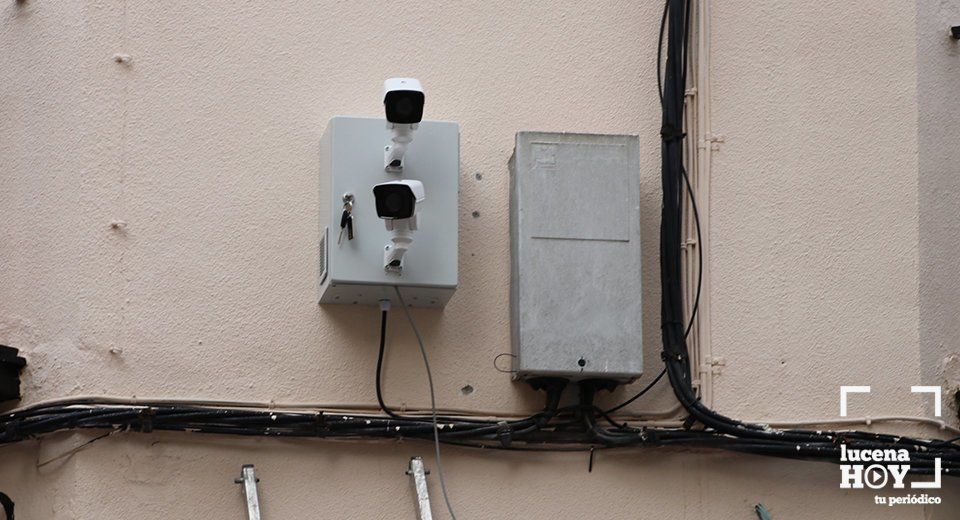 Una de las cámara instaladas en 2018 en la calle Ballesteros, que nunca llegó a entrar en funcionamiento