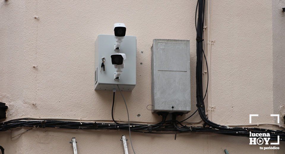 Una de las cámaras de seguridad instaladas en 2018 en la calle Ballesteros, que nunca llegó a entrar en funcionamiento