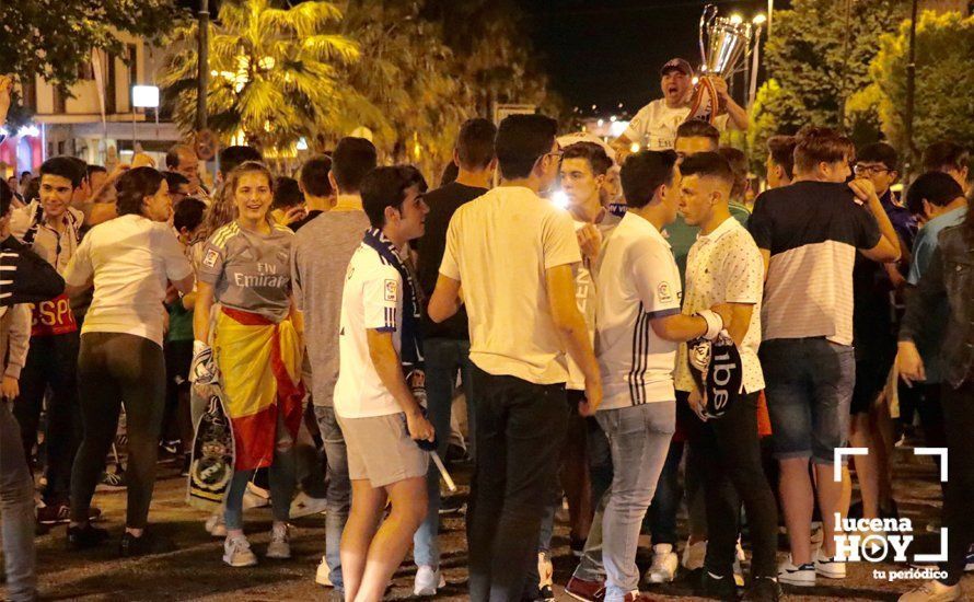 GALERÍA: Los aficionados del Real Madrid celebran la decimotercera Champions en la fuente del ferial