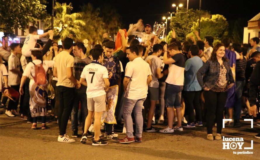 GALERÍA: Los aficionados del Real Madrid celebran la decimotercera Champions en la fuente del ferial