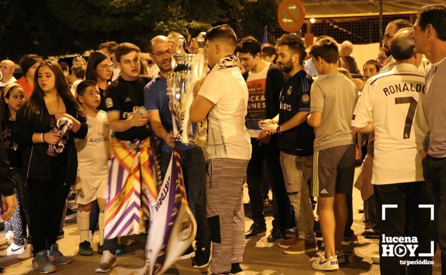 GALERÍA: Los aficionados del Real Madrid celebran la decimotercera Champions en la fuente del ferial