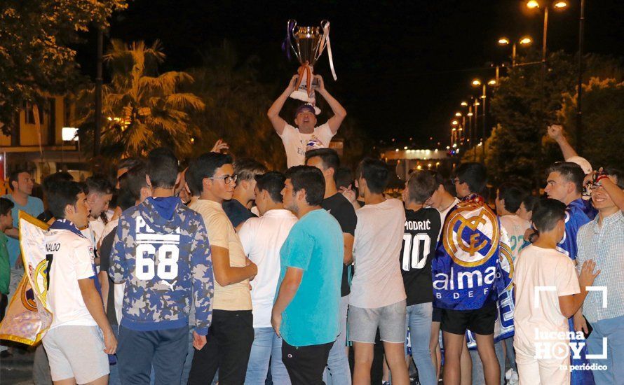 GALERÍA: Los aficionados del Real Madrid celebran la decimotercera Champions en la fuente del ferial