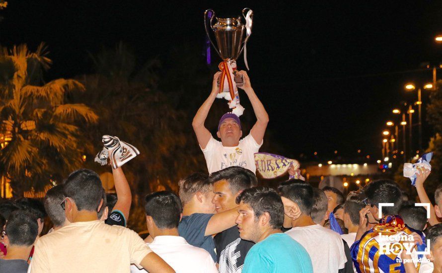 GALERÍA: Los aficionados del Real Madrid celebran la decimotercera Champions en la fuente del ferial