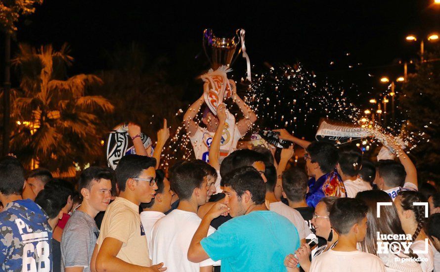 GALERÍA: Los aficionados del Real Madrid celebran la decimotercera Champions en la fuente del ferial