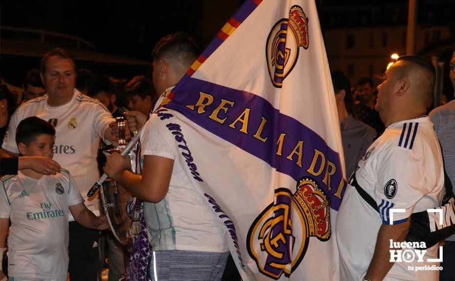 GALERÍA: Los aficionados del Real Madrid celebran la decimotercera Champions en la fuente del ferial