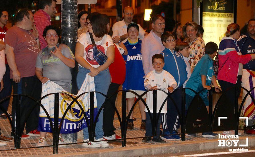 GALERÍA: Los aficionados del Real Madrid celebran la decimotercera Champions en la fuente del ferial