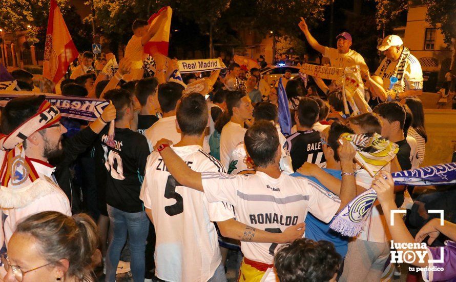 GALERÍA: Los aficionados del Real Madrid celebran la decimotercera Champions en la fuente del ferial