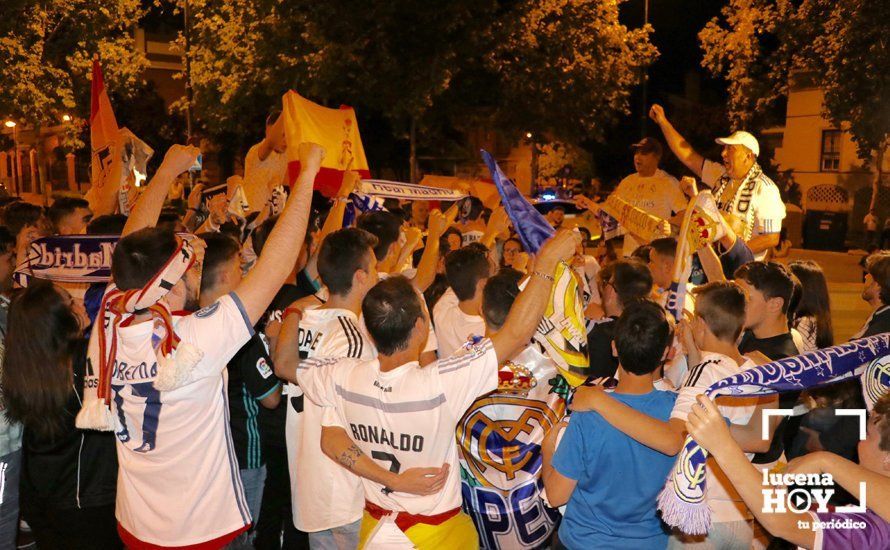 GALERÍA: Los aficionados del Real Madrid celebran la decimotercera Champions en la fuente del ferial