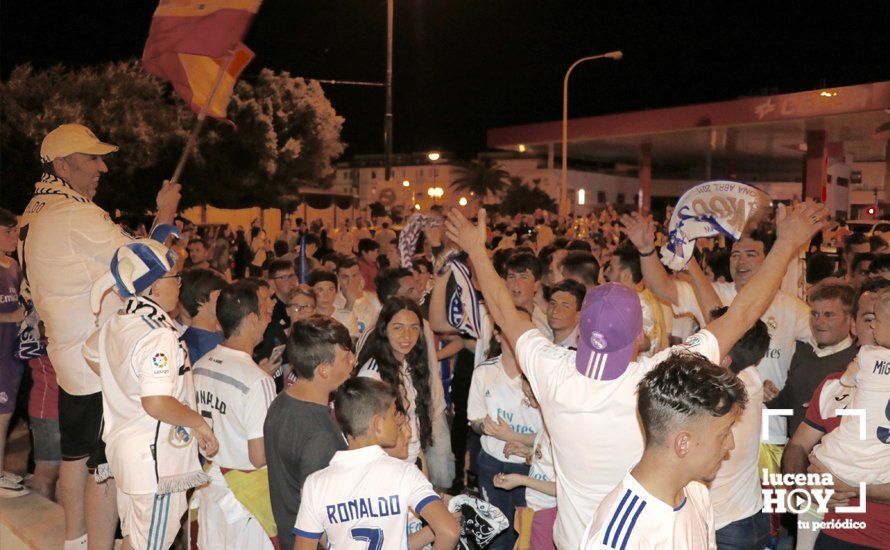 GALERÍA: Los aficionados del Real Madrid celebran la decimotercera Champions en la fuente del ferial