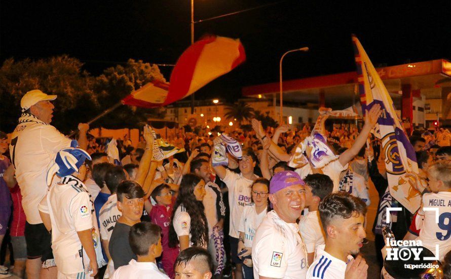 GALERÍA: Los aficionados del Real Madrid celebran la decimotercera Champions en la fuente del ferial