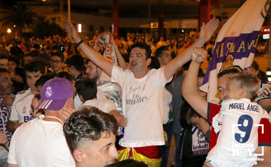 GALERÍA: Los aficionados del Real Madrid celebran la decimotercera Champions en la fuente del ferial